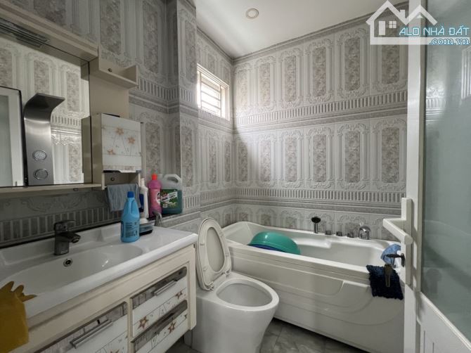 BÁN BIỆT THỰ 3 TẦNG, MẶT TIỀN KHU VIP QUẬN 12,  GIÁ CHỈ 18 TỶ - 1