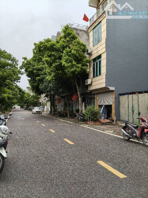 10,8 TỶ - 40m2 - KHU TĐC GIANG BIÊN - VIỆT HƯNG - VỈA HÈ 2 BÊN - 1