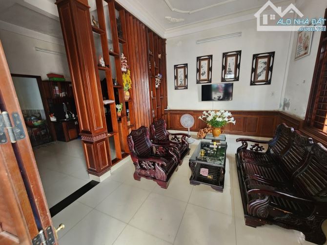 Bán nhà 2 tầng mặt tiền Đặng Tất - 1