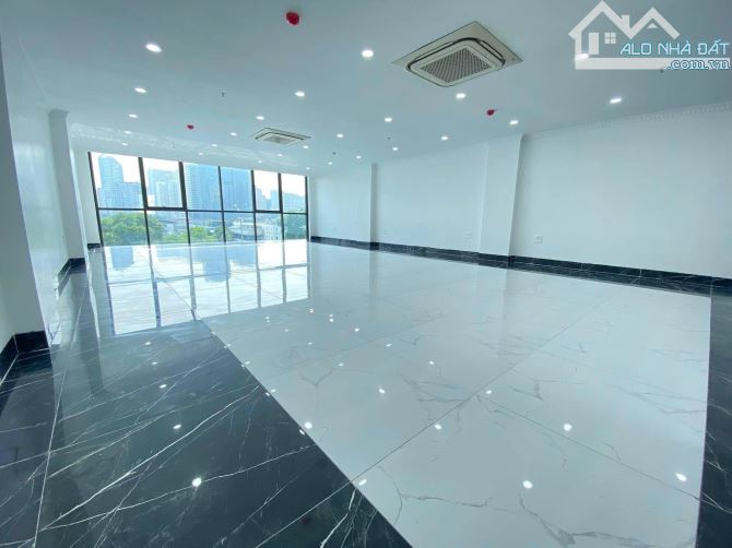 Mặt phố Khuất Duy Tiến, lô góc 2 mặt tiền, vỉa hè rộng thênh thang, sổ đỏ đẹp, kinh doanh - 1