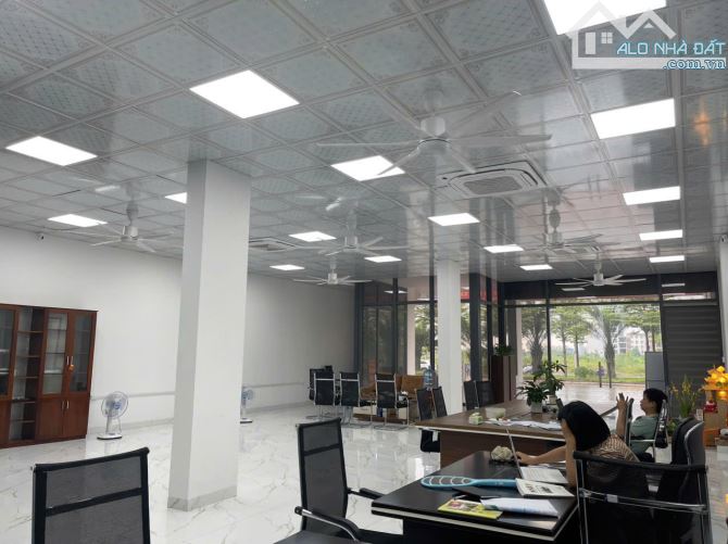 Cho thuê tòa nhà 6 tầng 1 tum thang máy diện tích sàn 1500m vuông diện tích làm Showroom - 1