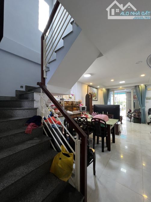 HXH trải nhựa 6m - xe 7 chỗ ngủ nhà! Bán nhà (4x13m) 5 tầng gần VinCom Nguyễn Xí. - 1