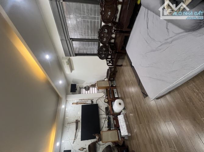 NHÀ ĐẸP Ở NGAY –NGUYỄN VĂN CỪ. Ô TÔ. CÁCH MẶT PHỐ HƠN 5M. 100M CẦU CHƯƠNG DƯƠNG. HƠN 8 TỶ - 1