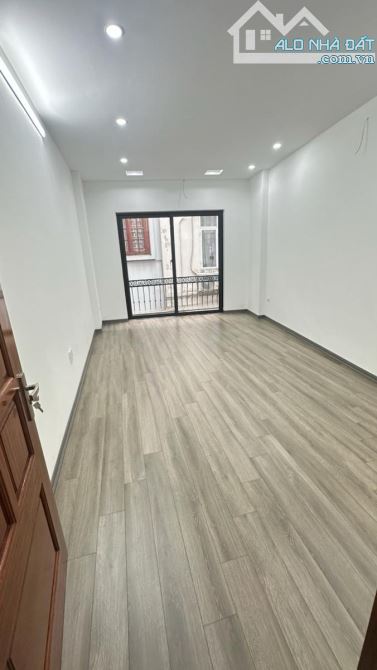 BÁN NHÀ NGÕ Ô TÔ ĐÊ LA THÀNH, ĐỐNG ĐA, THANG MÁY, 43M2 x 5 tầng, MẶT TIỀN 4m chỉ 11.2 tỷ - 1