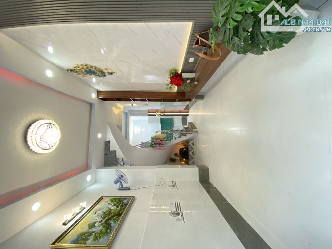 Nhà 3lầu đúc, dt 3x9 5pn sân thượng gần cầu Chà Và Q.8. - 1