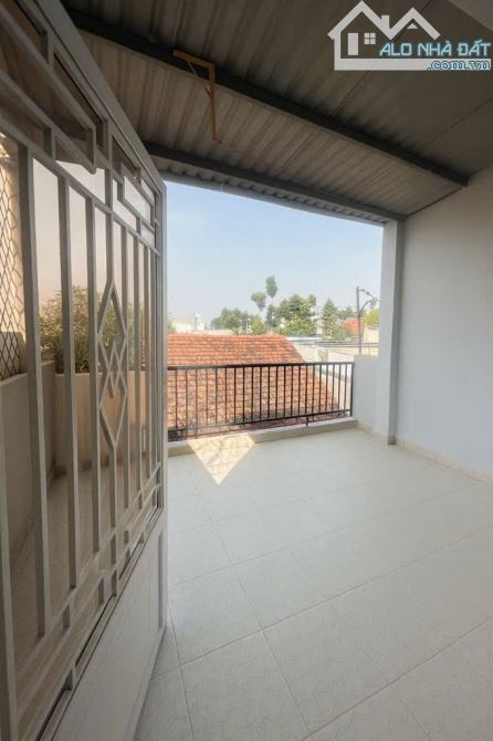 Bán nhà 2 tầng thiết kế sang trọng - 46.5m2 - Hơn 3 tỷ - 20m mặt tiền - Khu dân cư - 1