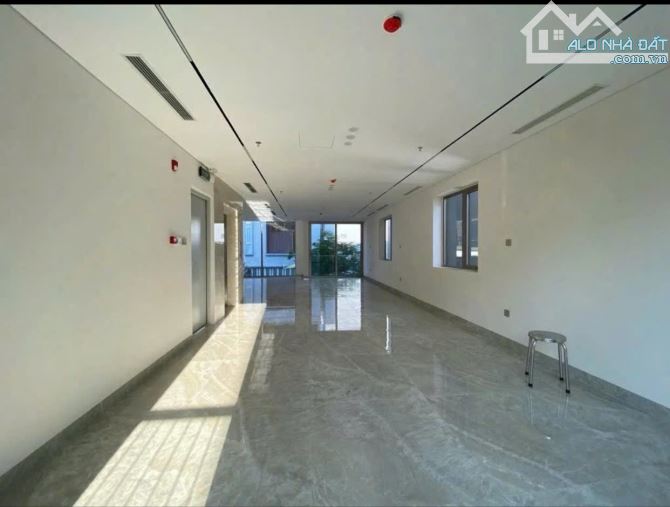 Toà nhà văn phòng 7 tầng siêu vip, bên cạnh Monarchy - 1
