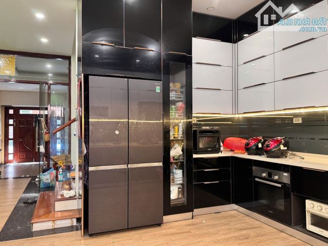 Bán nhà LK đẳng câp Cầu Giấy - 102m2 x 4 tầng - MT 6m - Ô tô vào nhà - 1
