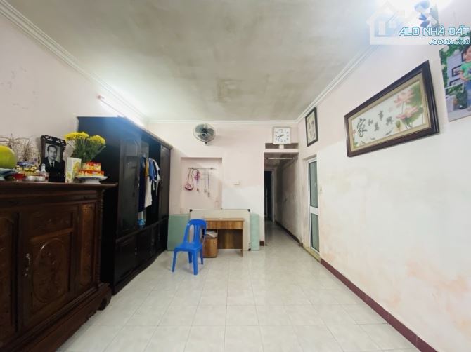 TẬP THỂ TẦNG 1 CẦU GIÁY DT 80M 3 NGỦ  2 WC GIÁ 4,750 TỶ,20M Ô TÔ ĐỖ NGÀY ĐÊM