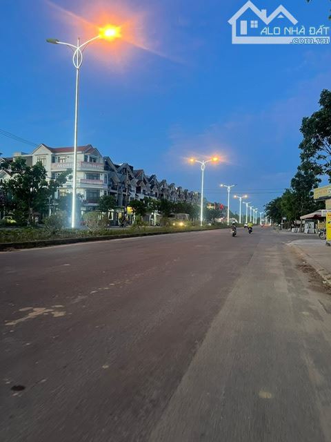 Nhà đẹp 2.5 tầng ngay khu đô thị Phú Thượng - 1