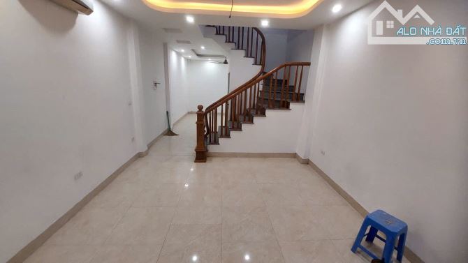 Cho thuê nhà ngõ 193 Định Công Hạ 2 tầng, 40m2, 2 ngủ, 8 triệu ctl - 1