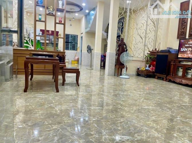 Nhà đẹp 2 tầng - 2 mặt hẻm - Sát mặt tiền - Gần Quang Trung - Ngang 6m - Hơn 7 tỷ - 1