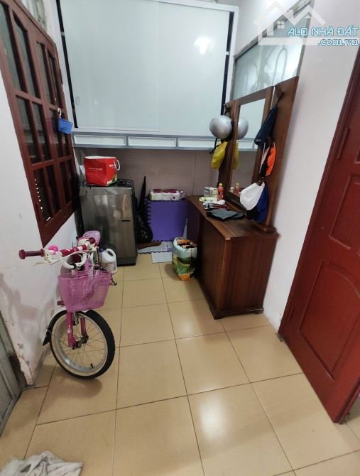bán căn tập thể tầng 1 ngã tư quan hoa, cầu giấy, kinh doanh, ô tô đỗ cửa - 1