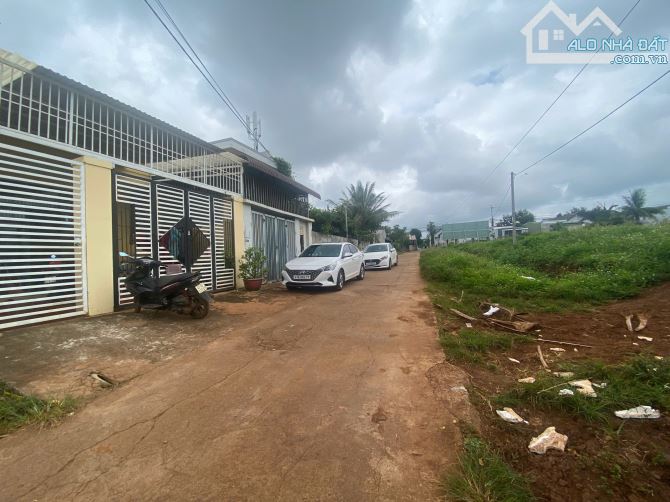 🏡 BÁN ĐẤT ĐẸP CUỐI Y MOAN (RẼ TRÁI) 📍 Đối diện sân bóng, cạnh trường học 🚘 Đường lớn, 2 - 2