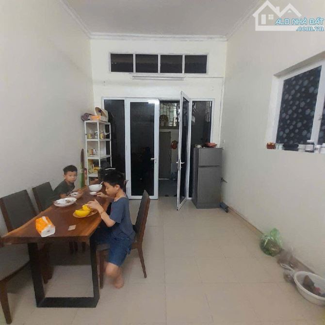 Văn Hương - Mặt ngõ ba gác phi - Trước nhà rộng 2m - Nhà dân xây chắc chắn - Gần hồ - 2