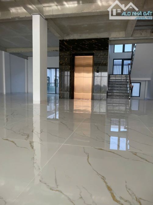 Cho thuê tòa nhà 6 tầng 1 tum thang máy diện tích sàn 1500m vuông diện tích làm Showroom - 2