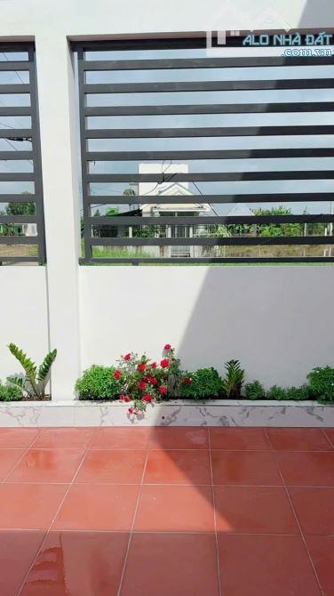 Nhà 100m2 4*25 SHR mặt tiền đường Tập Đoàn 8 Mỹ Lộc Cần Giuộc xe hơi vivu - 2