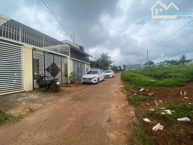 BÁN ĐẤT ĐẸP CUỐI Y MOAN RẼ TRÁI ĐỐI DIỆN SÂN BÓNG BÊN CẠNH TRƯỜNG HỌC - 2