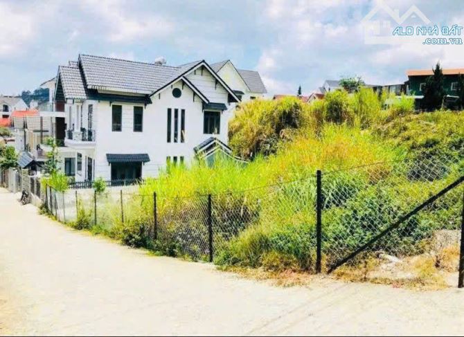 Đất biệt thự - view đẹp -  2 mặt tiền -  Nam Hồ - p11 Đà Lạt. -400m2 - 16 tỷ - 2
