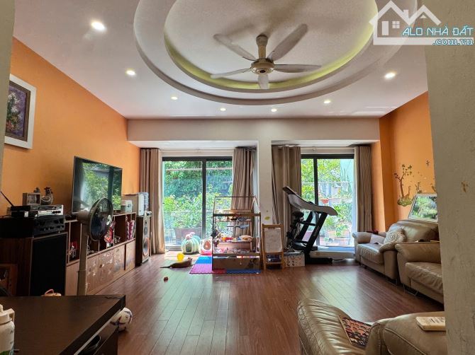 Bán nhà LK đẳng câp Cầu Giấy - 102m2 x 4 tầng - MT 6m - Ô tô vào nhà - 2