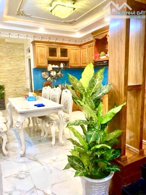 SIÊU PHẨM - ĐẸP LUNG LINH 5 TẦNG - CHỦ XÂY 5 TỶ +1 TỶ NỘI THẤT XỊN XÒ - ĐƯỜNG 10M XE HƠI T - 2