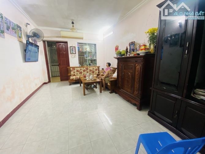 TẬP THỂ TẦNG 1 CẦU GIÁY DT 80M 3 NGỦ  2 WC GIÁ 4,750 TỶ,20M Ô TÔ ĐỖ NGÀY ĐÊM - 1