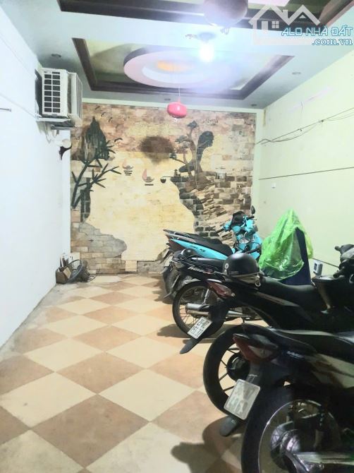 Chuyển công tác bán rẻ ! DT100m2, 5 tầng ,Vũ Ngọc Phan, Cthuê 65tr/ Th - 2