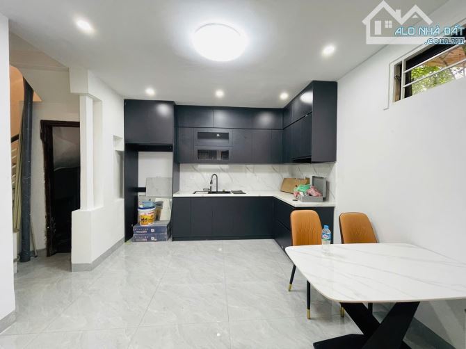 LÔ GÓC THOÁNG ĐÃNG - TẦM TIỀN VỪA DỄ BAY - GẦN PHỐ - DÂN TRÍ CAO - 2