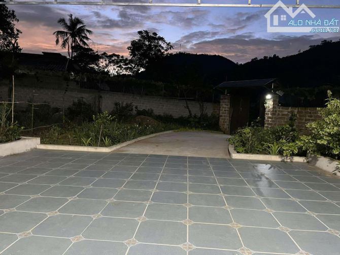 BÁN ĐẤT TẶNG NHÀ KHUÔN VIÊN SẴN Ở DT 696M CÁCH HN 55KM GIÁ 2.X TY - 2
