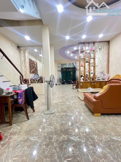 Nhà đẹp 2 tầng - 2 mặt hẻm - Sát mặt tiền - Gần Quang Trung - Ngang 6m - Hơn 7 tỷ - 2