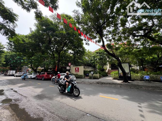 Bán nhà MT Xuân Thuỷ P.Thảo Điền Q.2 DT: 27x56 CN: 1405m2 KC:Trệt HĐT: 470tr/th giá:470TỶ - 2