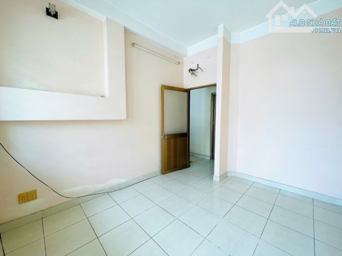 HẺM 3 GÁC . 3 TẦNG BTCT . 62M2.(6×11) . 4PN. 2WC. CÓ PN DƯỚI TRỆT . - 2