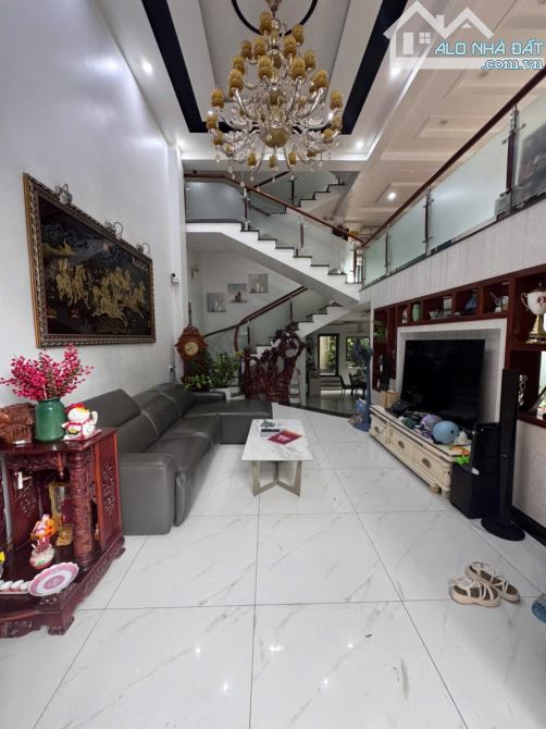 BÁN NHÀ 1 TRỆT 3 LẦU PHƯỜNG TÂN HIỆP 215M2 NGANG 8M5 GIÁ 8 TỶ 9 - 3