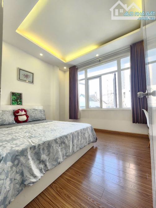 CĂN HỘ TÁCH BẾP FULL NỘI THẤT CỬA SỔ CỰC RỘNG NGAY VỊ TRÍ QUẬN 1 - 3