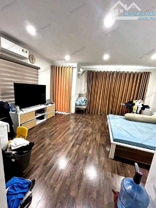 BÁN NHÀ CẦU GIẤY 56,5m2 × MT 5m. HAI THOÁNG - 2 Ô TÔ TRÁNH ĐỖ TRƯỚC NHÀ - VĂN PHÒNG - 3