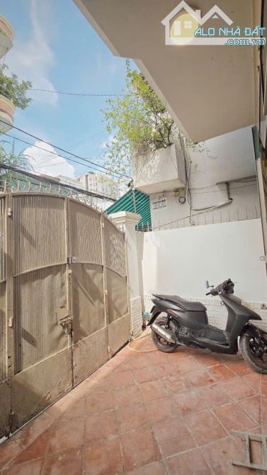 Siêu hiếm P.17 - Bán gấp nhà 3 tầng 60m2 (4,5m x 14m) - Hẻm 6m dòng tiền 40tr/tháng - 3