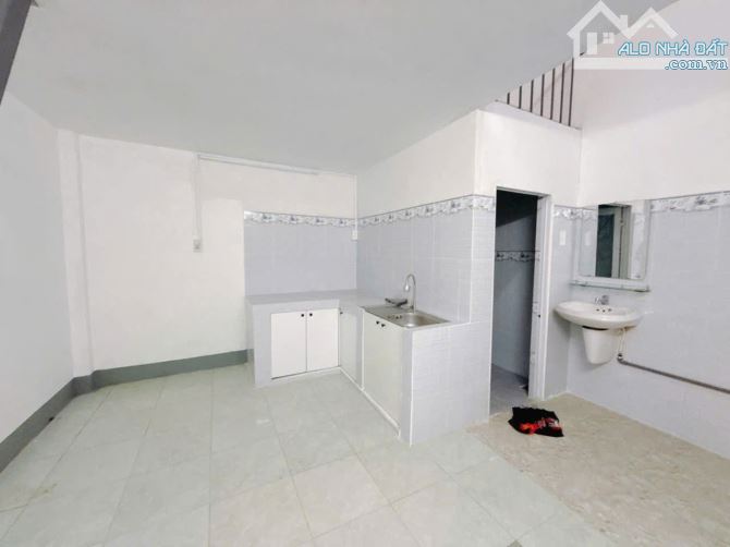 Cho thuê mặt tiền NB Đường Bờ Bao Tân Thắng,  - Dt: 4x18m - 3