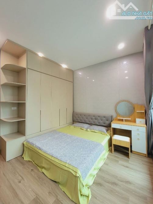 BÁN TẬP THỂ TẦNG 3 BÁCH KHOA - 80M- 3 PN- Ô TÔ ĐỖ DƯỚI CỬA - TÀI CHÍNH 3 TỶ HƠN - 3