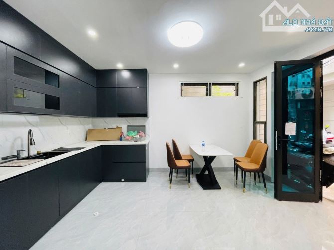 LÔ GÓC THOÁNG ĐÃNG - TẦM TIỀN VỪA DỄ BAY - GẦN PHỐ - DÂN TRÍ CAO - 3