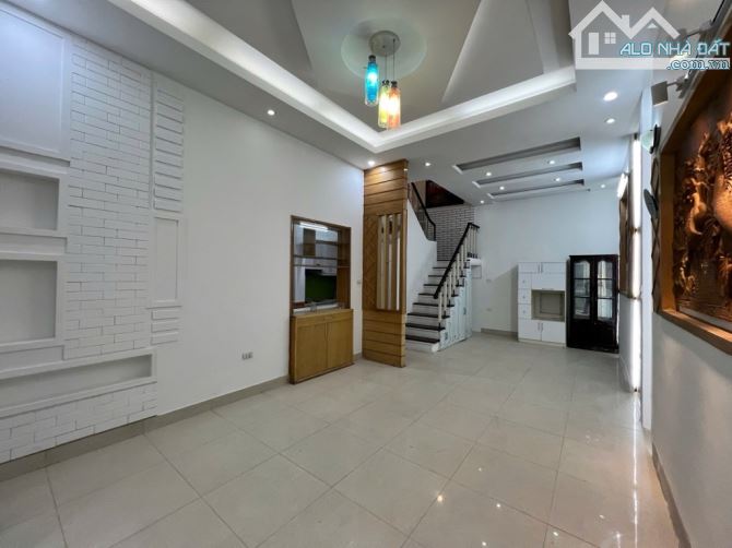 Bán nhà Tô Vĩnh diện thanh xuân 63m2. Lô góc . Cách mặt đường ô tô tránh 10m. Giá  13.6 ty - 2