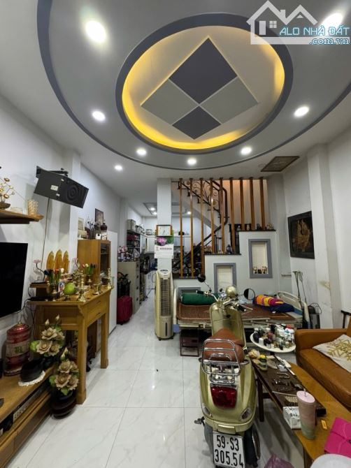 Gò vấp . 2 tầng . 46m2 . 4.2×11. 2pn. 3wc . Sổ hoàn công đủ . Giáp bình thạnh . - 3