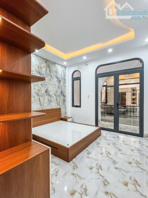 Nhà lầu mới full nội thất hẻm 311 Ng Văn Cừ giá 2 tỷ 550 (Thương lượng) - 4
