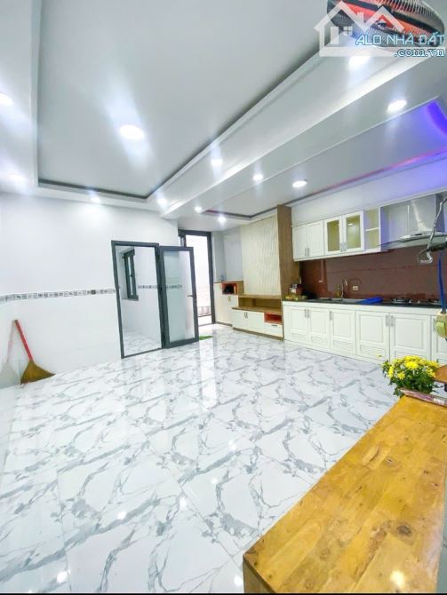 🔥🌟NHÀ CÁCH MẠNG THÁNG TÁM, QUẬN 3, 4x12m, 2 TẦNG, NHÀ MỚI Ở NGAY, SHR, 3 PHÒNG NGỦ, SÁT - 4