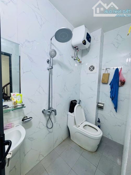 6 TỶ TO . 20M RA PHỐ Ô TÔ CHẠY . BA GÁC ĐỖ CỬA . 33M2 . 5 TẦNG KHUNG CỘT CHẮC CHẮN. MỚ - 4