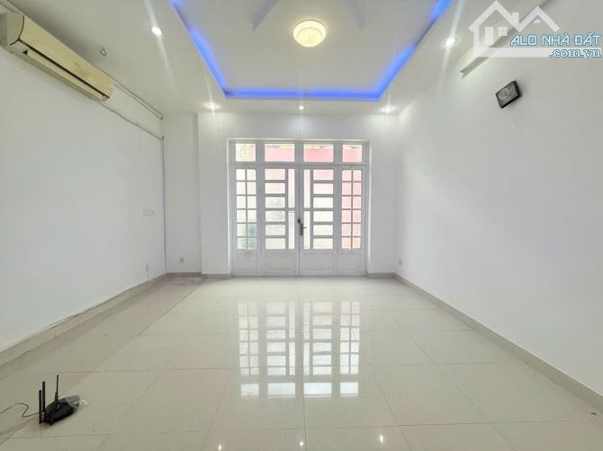 BÁN NHÀ HẺM XE HƠI SÁT MT - GIÁP Q1 - 70 M2 - NGANG 5M -  4 TẦNG  - 12.5 TỶ - 4