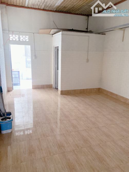 Hạ giá 500tr từ 6tỷ5 còn 6tỷ bán căn nhà mặt đường chợ trại bò phường Long Bình - 4