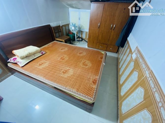 TẬP THỂ TẦNG 1 CẦU GIÁY DT 80M 3 NGỦ  2 WC GIÁ 4,750 TỶ,20M Ô TÔ ĐỖ NGÀY ĐÊM - 3