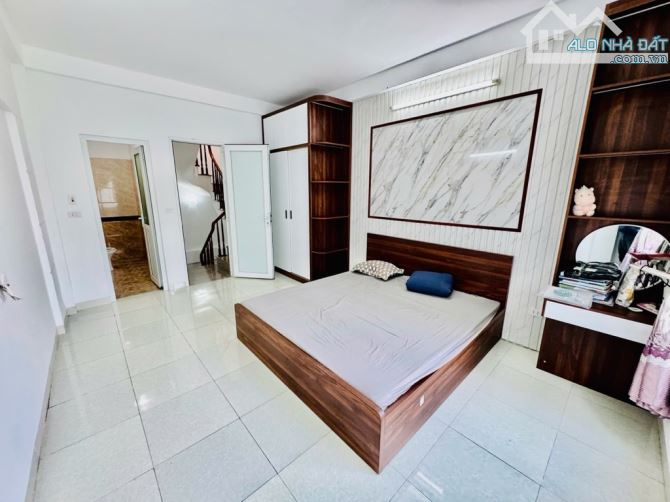 ĐỘC NHẤT LỆ MẬT LONG BIÊN 5 TẦNG - FULL NỘI THẤT - VỀ Ở NGAY - NGÕ GẦN Ô TÔ NHỈNH 5 TỶ - 4