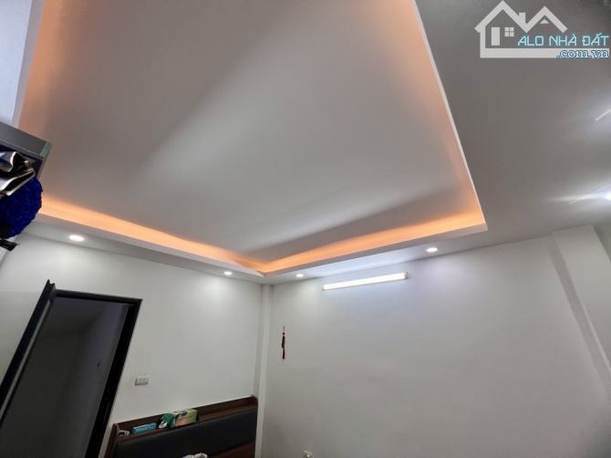 Bán nhà phố Thượng Thanh 30m2- 5 tầng- 3 phòng ngủ- nội thất, ô tô đậu cửa - 4