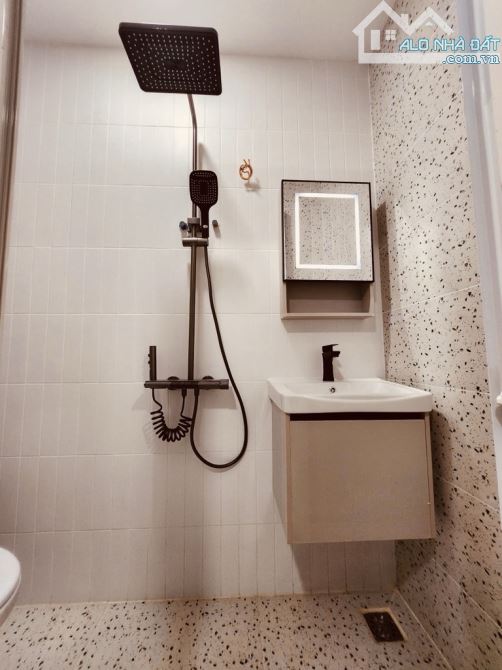BÁN NHÀ QUẬN 4 -2 TẦNG ĐẸP -NGANG 3x10- HẺM 2.5M - CÁCH 5 CĂN RA NG THẦN HIẾN- 4.15TỶ TL - 5